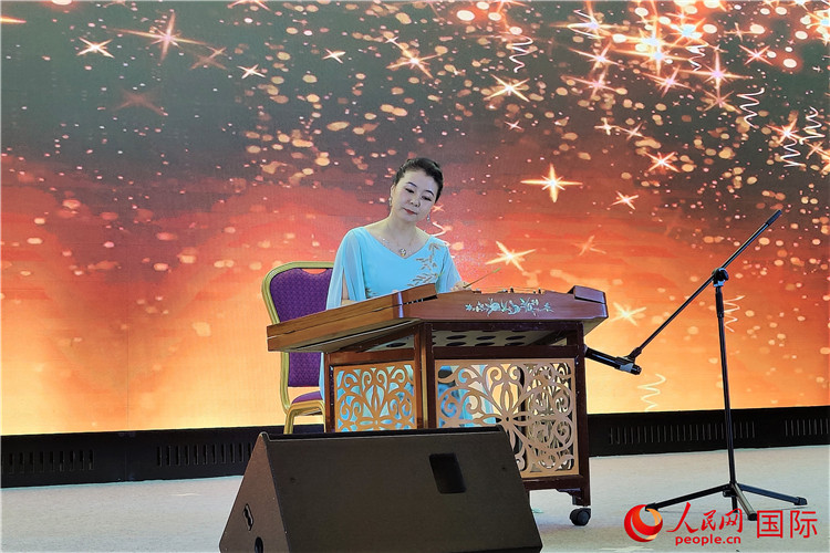 揚(yáng)琴演奏家劉艮演奏《夢(mèng)中的婚禮》。人民網(wǎng)記者 于宏建攝