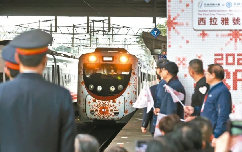 圖為彩繪列車“SIRAYA西拉雅號(hào)”。圖片來源：臺(tái)灣《聯(lián)合報(bào)》侯永全攝