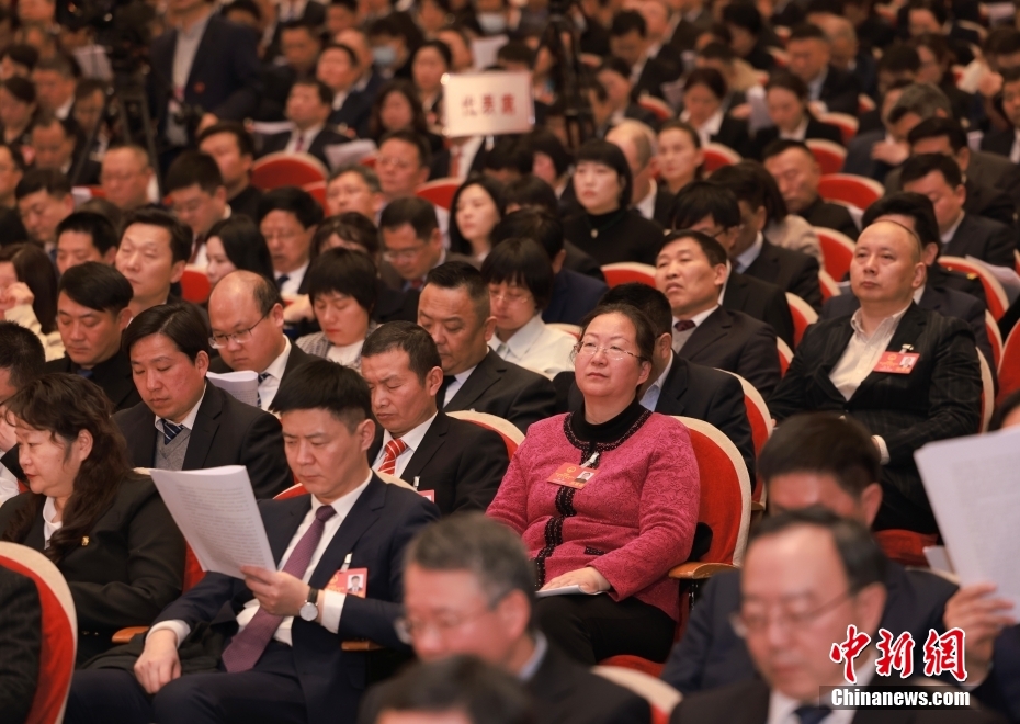 1月23日，安徽省第十四屆人民代表大會(huì)第二次會(huì)議在合肥開(kāi)幕。圖為代表委員認(rèn)真聽(tīng)取政府工作報(bào)告。