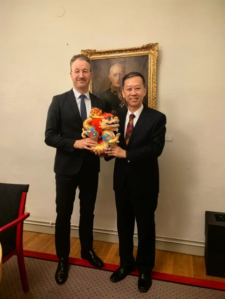 中國駐瑞典大使崔愛民（右）會見瑞典外交部外貿(mào)總司長嚴(yán)波（左）。中國駐瑞典大使館供圖