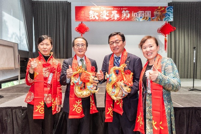 向池田知事、大西市長贈送“歡樂春節(jié)“吉祥龍。從左到右為魏有美副總領(lǐng)事、池田豊人知事、大西秀人市長、馬曉琛主任。中國駐大阪旅游辦事處供圖