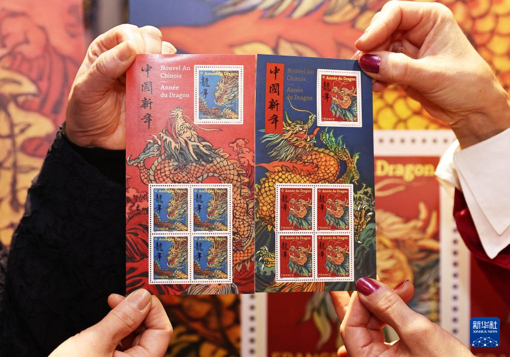 這是1月26日在法國巴黎拍攝的龍年生肖紀(jì)念郵票。新華社記者 高靜 攝
