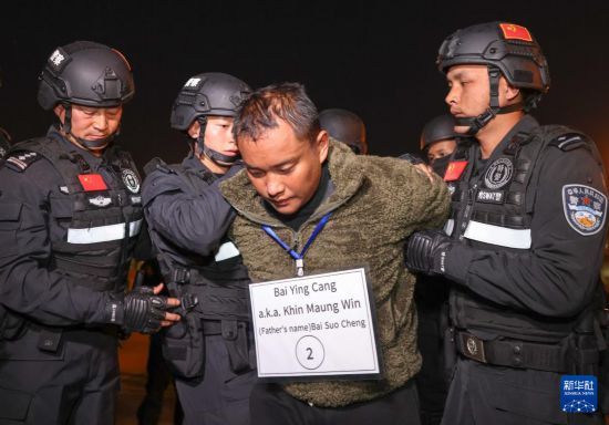 1月30日，在緬甸內(nèi)比都國際機(jī)場，緬甸警方依法向我公安機(jī)關(guān)移交緬北重大犯罪嫌疑人白應(yīng)蒼。新華社記者 殷剛 攝