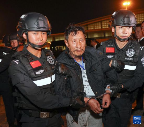 1月30日，在緬甸內(nèi)比都國際機(jī)場，緬甸警方依法向我公安機(jī)關(guān)移交緬北重大犯罪嫌疑人魏懷仁。新華社記者 殷剛 攝