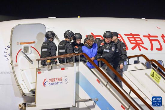 1月30日，在云南昆明長水機(jī)場，緬北重大犯罪嫌疑人白所成被我公安機(jī)關(guān)成功押解回國。新華社記者 殷剛 攝