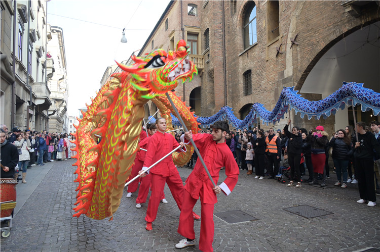 當(dāng)?shù)匚湫g(shù)學(xué)院進行舞龍表演。張錫琪攝