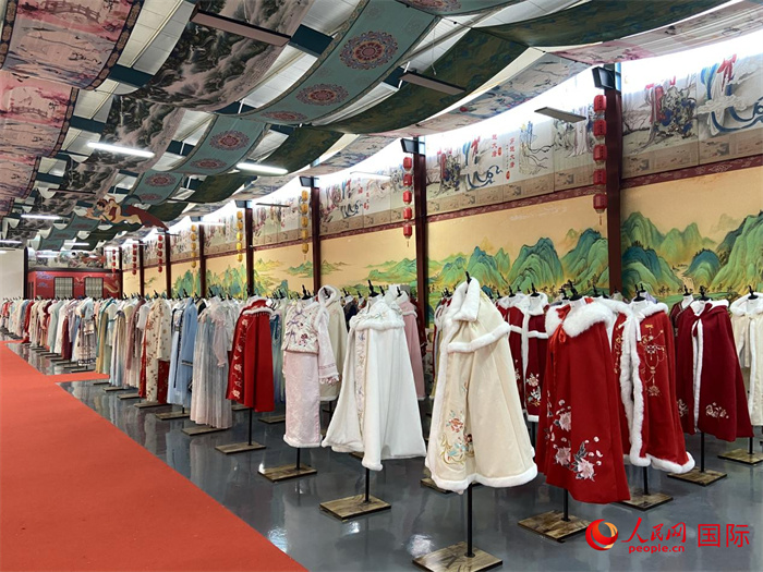 1月24日，在山東省菏澤市曹縣大集鎮(zhèn)穿越大唐漢服云倉直播基地展廳里擺放的漢服。 人民網(wǎng) 周琳佳攝