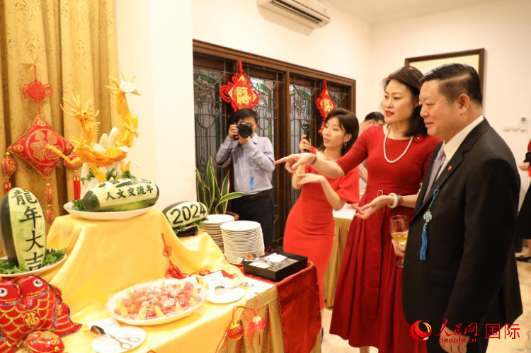中國駐東盟大使侯艷琪（右二）同東盟秘書長高金洪（右一）欣賞食雕。人民網(wǎng)記者 曹師韻攝