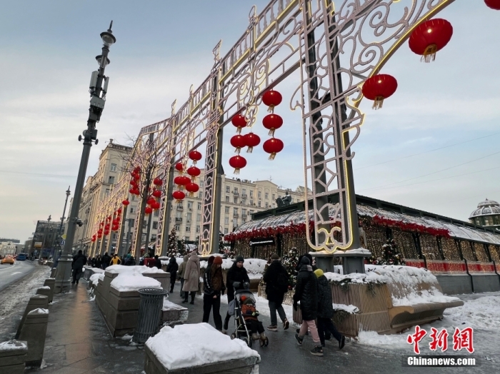 當(dāng)?shù)貢r間2月9日，中國農(nóng)歷新年慶?；顒訂觾x式在莫斯科市中心的卡梅爾格爾斯基巷舉行。圖為特維爾大街裝飾的中國大紅燈籠。<a target='_blank' href='/'><p  align=