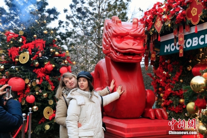 當(dāng)?shù)貢r間2月9日，中國農(nóng)歷新年慶?；顒訂觾x式在莫斯科市中心的卡梅爾格爾斯基巷舉行。中國駐俄大使張漢暉，俄羅斯外交部發(fā)言人扎哈羅娃，以及俄羅斯文化部和莫斯科市政府官員出席。慶?；顒訉⒊掷m(xù)至18日。圖為當(dāng)?shù)孛癖娫谔鼐S爾廣場與龍雕塑合影。