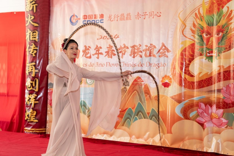 巴西藝術(shù)家表演中國(guó)舞。里約天主教大學(xué)孔子學(xué)院供圖
