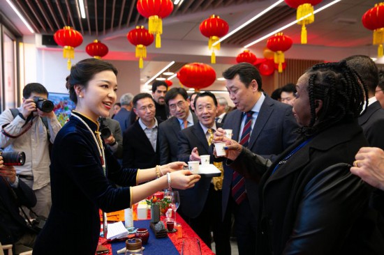 2月2日，人們?cè)谖挥谝獯罄_馬的聯(lián)合國糧農(nóng)組織總部體驗(yàn)中國茶藝。新華社記者李京攝