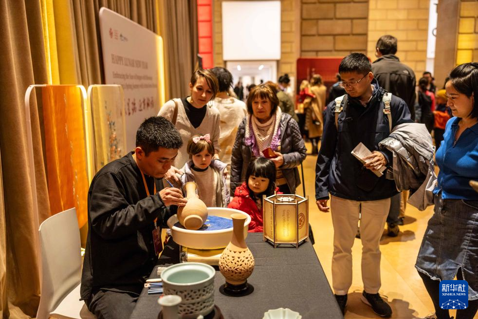2月11日，參觀者在美國費城藝術(shù)博物館舉行的龍年迎新春活動上觀看瓷器制作。新華社發(fā)（周煥新攝）
