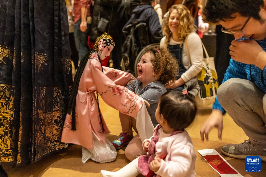 2月11日，孩子們在美國費城藝術(shù)博物館舉行的龍年迎新春活動上體驗?zāi)九紤?。新華社發(fā)（周煥新攝）