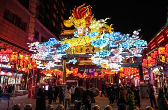 2月11日，游客在沈陽中街游覽。春節(jié)期間，各地?zé)艋痂?、火樹銀花，呈現(xiàn)出一幕幕流光溢彩的視覺盛宴。（新華社記者潘昱龍攝）