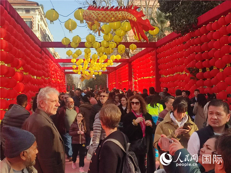 游園會(huì)入口處張燈結(jié)彩，人流如織。人民網(wǎng)記者鄭彬攝