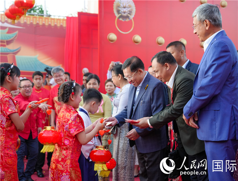 在活動(dòng)現(xiàn)場(chǎng)，敏昂萊主席夫婦根據(jù)當(dāng)?shù)貍鹘y(tǒng)向兒童送祝福1-人民網(wǎng)記者謝佳君攝