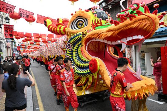 2月1日，由馬來西亞和中國的100多名青少年組成的舞龍隊(duì)在馬來西亞馬六甲市雞場(chǎng)街上共舞一條近200米的“長(zhǎng)龍”。這是活動(dòng)現(xiàn)場(chǎng)的“長(zhǎng)龍”。新華社記者程一恒攝