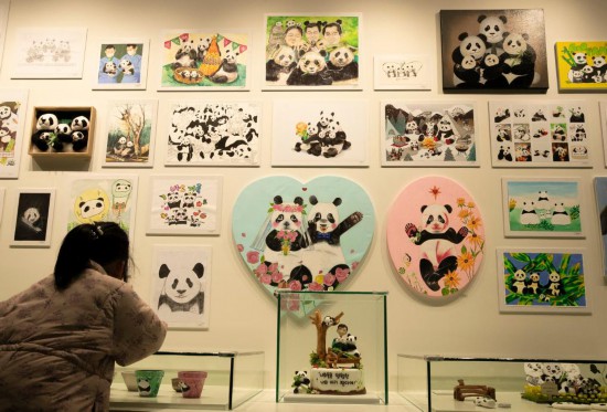 2月20日，一位小朋友在看“福寶”家族的創(chuàng)意作品。新華社記者姚琪琳攝