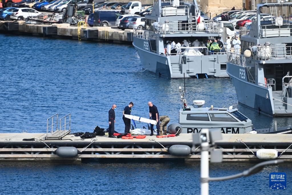 2月23日，在馬耳他皮耶塔，工作人員準(zhǔn)備搬運(yùn)一具非法移民遇難者遺體。新華社發(fā)（喬納森·博格攝）