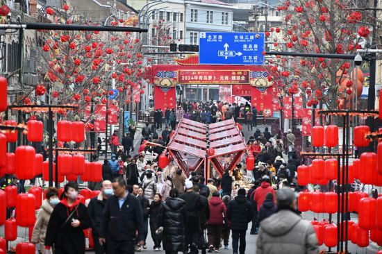 2024年2月18日，游客在2024年青島蘿卜·元宵·糖球會(huì)上消費(fèi)、游玩。新華社記者李紫恒攝