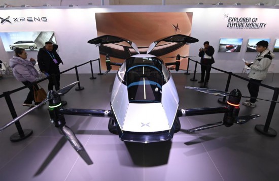 2023年12月1日，在鏈博會(huì)智能汽車鏈展區(qū)小鵬汽車展臺(tái)，參觀者觀看一臺(tái)智能飛行器。新華社記者蔡湘鑫攝