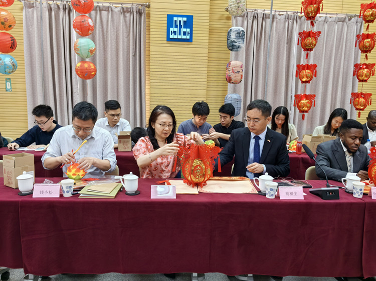 燈籠文化交流活動(dòng)現(xiàn)場。中建國際中西非公司供圖