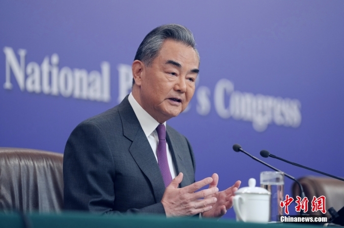 3月7日，十四屆全國人大二次會議在北京舉行記者會，中共中央政治局委員、外交部長王毅就中國外交政策和對外關(guān)系相關(guān)問題回答中外記者提問。<a target='_blank' href='/'><p  align=