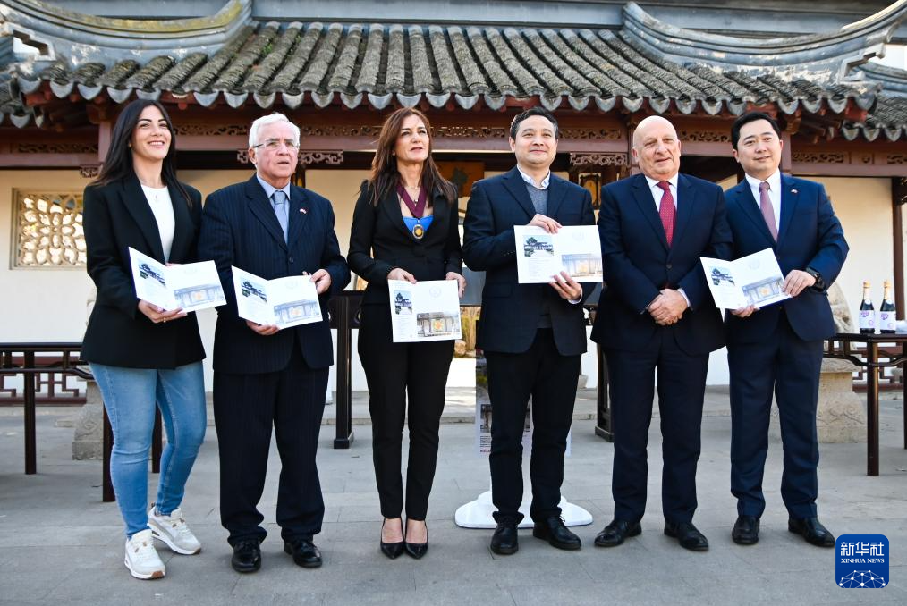 3月6日，嘉賓出席在馬耳他桑塔露琪亞市舉行的中國(guó)生肖郵票發(fā)行儀式。新華社發(fā)（喬納森·博格攝）