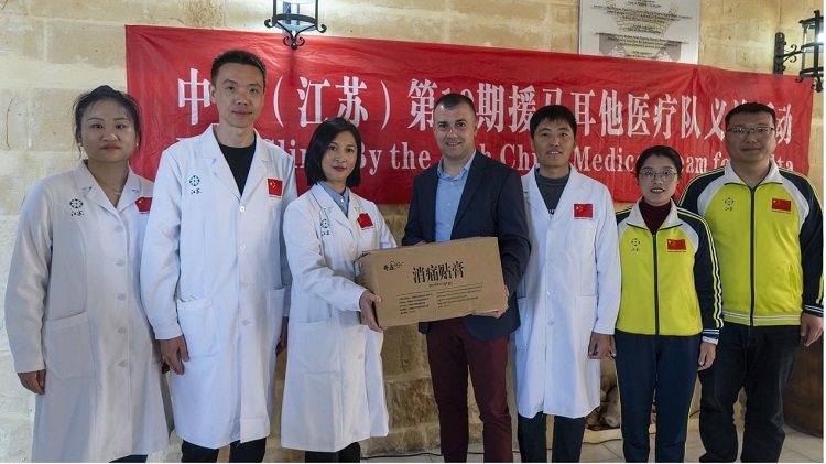 醫(yī)療隊向森格萊爾市捐贈藥膏。中國（江蘇）第19期援馬耳他醫(yī)療隊供圖