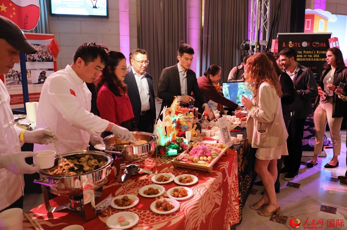 使館工作人員詳細(xì)為現(xiàn)場美食家和來賓講解菜品色香味特點、原料特色、烹制手法及其中蘊含的中華美食文化。人民網(wǎng)記者 李志偉攝