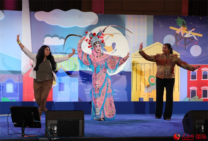 當(dāng)?shù)厝A人京劇社團(tuán)的青年演員現(xiàn)場表演京劇選段，并與現(xiàn)場觀眾近距離互動。人民網(wǎng)記者 李志偉攝