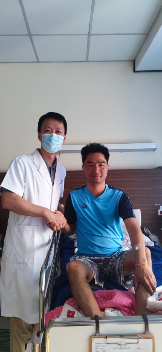 李凱教授與術后康復的患者合影。中國駐老撾大使館供圖