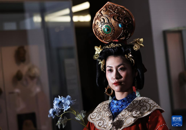 3月13日，在位于法國(guó)巴黎的吉美國(guó)立亞洲藝術(shù)博物館，模特展示敦煌復(fù)原服飾。新華社記者 高靜 攝