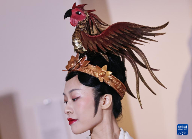3月13日，在位于法國(guó)巴黎的吉美國(guó)立亞洲藝術(shù)博物館，模特展示敦煌復(fù)原服飾。新華社記者 高靜 攝