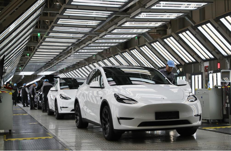 2023年12月22日，在特斯拉上海超級工廠內(nèi)，工人在對出廠前的車輛進(jìn)行漆面及門窗檢測。新華社記者 方喆 攝