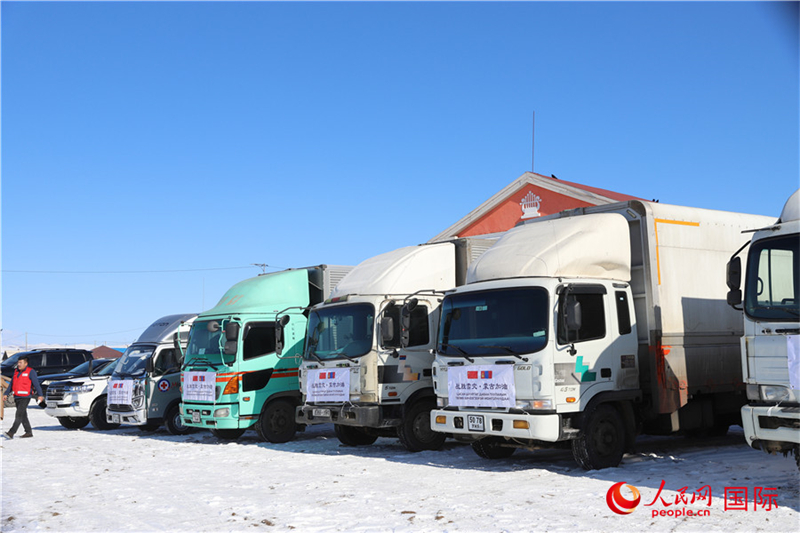 6.3月18日，滿載賑災(zāi)物資卡車在中央省額爾登縣整裝待發(fā)。人民網(wǎng)記者 霍文攝