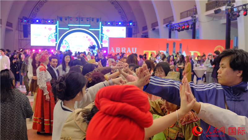 中俄觀眾在現(xiàn)場(chǎng)參與俄羅斯民俗互動(dòng)游戲。人民網(wǎng) 褚夢(mèng)琦攝