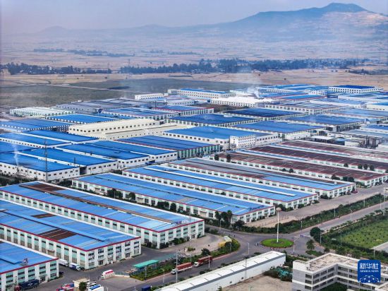 這是2023年11月3日在埃塞俄比亞杜凱姆市拍攝的東方工業(yè)園（無人機照片）。 新華社發(fā)（東方工業(yè)園供圖）