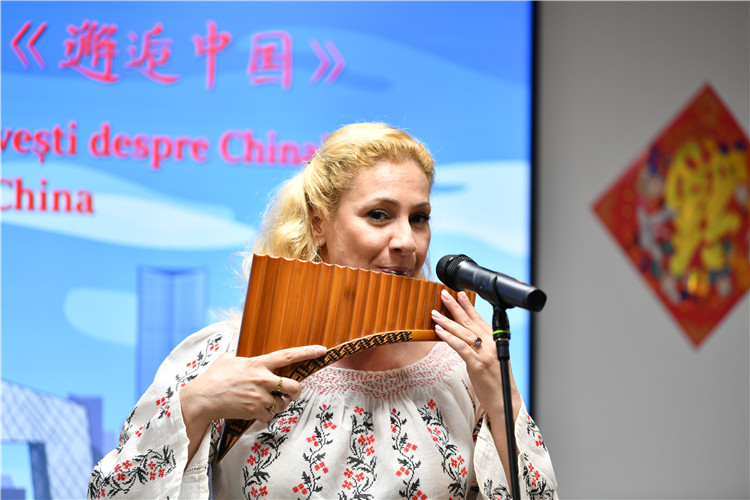 喬治亞娜·帕納演奏排簫。 布加勒斯特中國文化中心供圖。