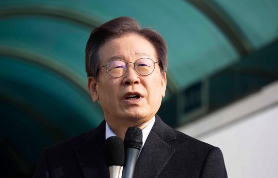 1月10日，韓國最大在野黨黨首李在明從首爾大學(xué)醫(yī)院出院時發(fā)表講話。新華社發(fā)（全休相攝）