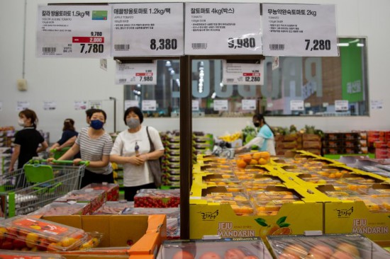 2022年7月9日，人們在韓國高陽市一家超市水果區(qū)購物。新華社記者王益亮攝