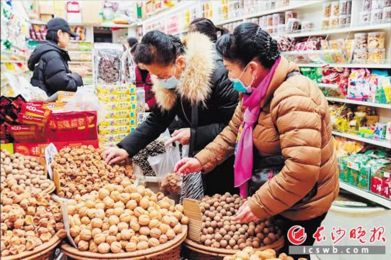 　　在長沙南門口菜市場附近的一家炒貨店內(nèi)，市民正在選購年貨?！　￠L沙晚報全媒體記者 范宏歡 攝