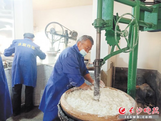 　　作坊里工人正在進(jìn)行粉絲生產(chǎn)。受訪者供圖