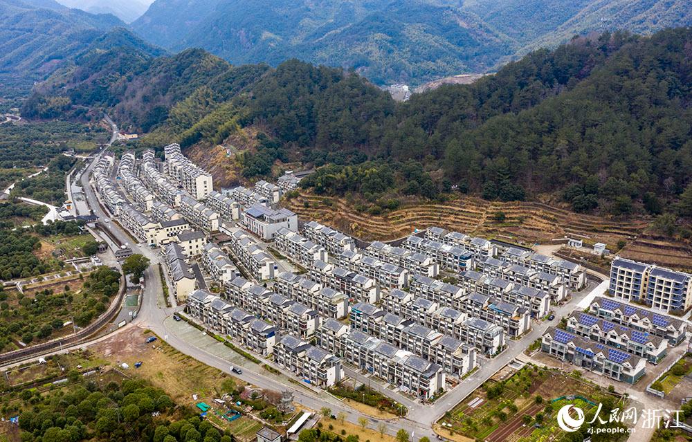 近日，航拍寧波市海曙區(qū)龍觀鄉(xiāng)李岙村屋頂光伏項目。人民網(wǎng) 章勇濤攝