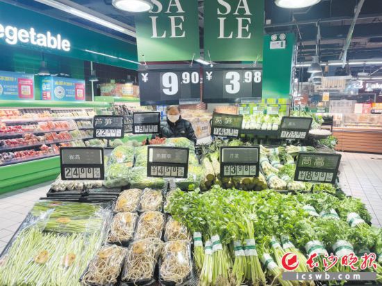 　　家樂福芙蓉廣場店，市民在選購春菜。