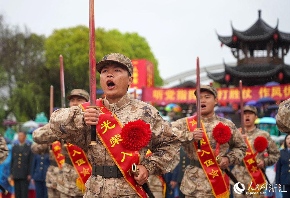3月22日，新兵們高喊誓言、莊嚴(yán)亮劍。人民網(wǎng) 章勇濤攝