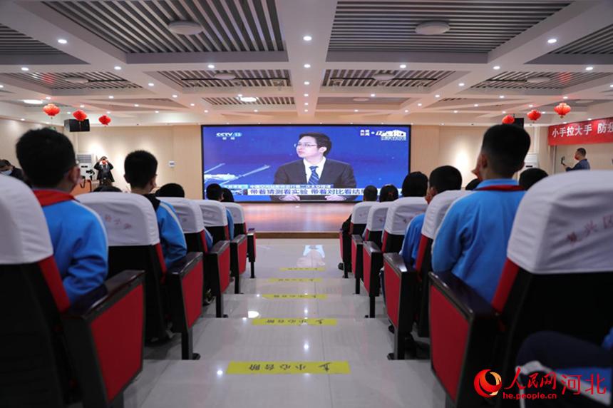 邯鄲市復興區(qū)實驗小學學生集中收聽收看“天宮課堂”第二課。 王伸攝
