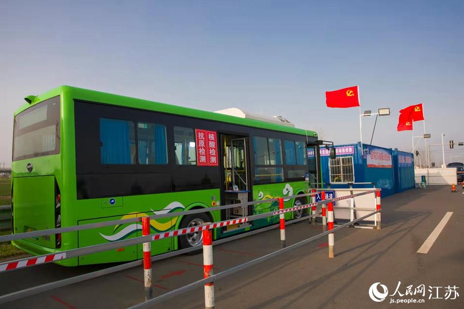 淮安市客總汽車運(yùn)輸有限公司調(diào)集兩部車況最佳“核酸采樣流動(dòng)車”，組建黨員“先鋒崗”。紀(jì)星名攝