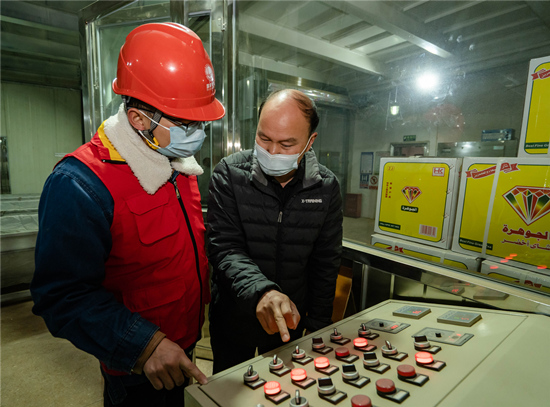 電力工作人員對用電企業(yè)進行指導(dǎo)。受訪單位供圖